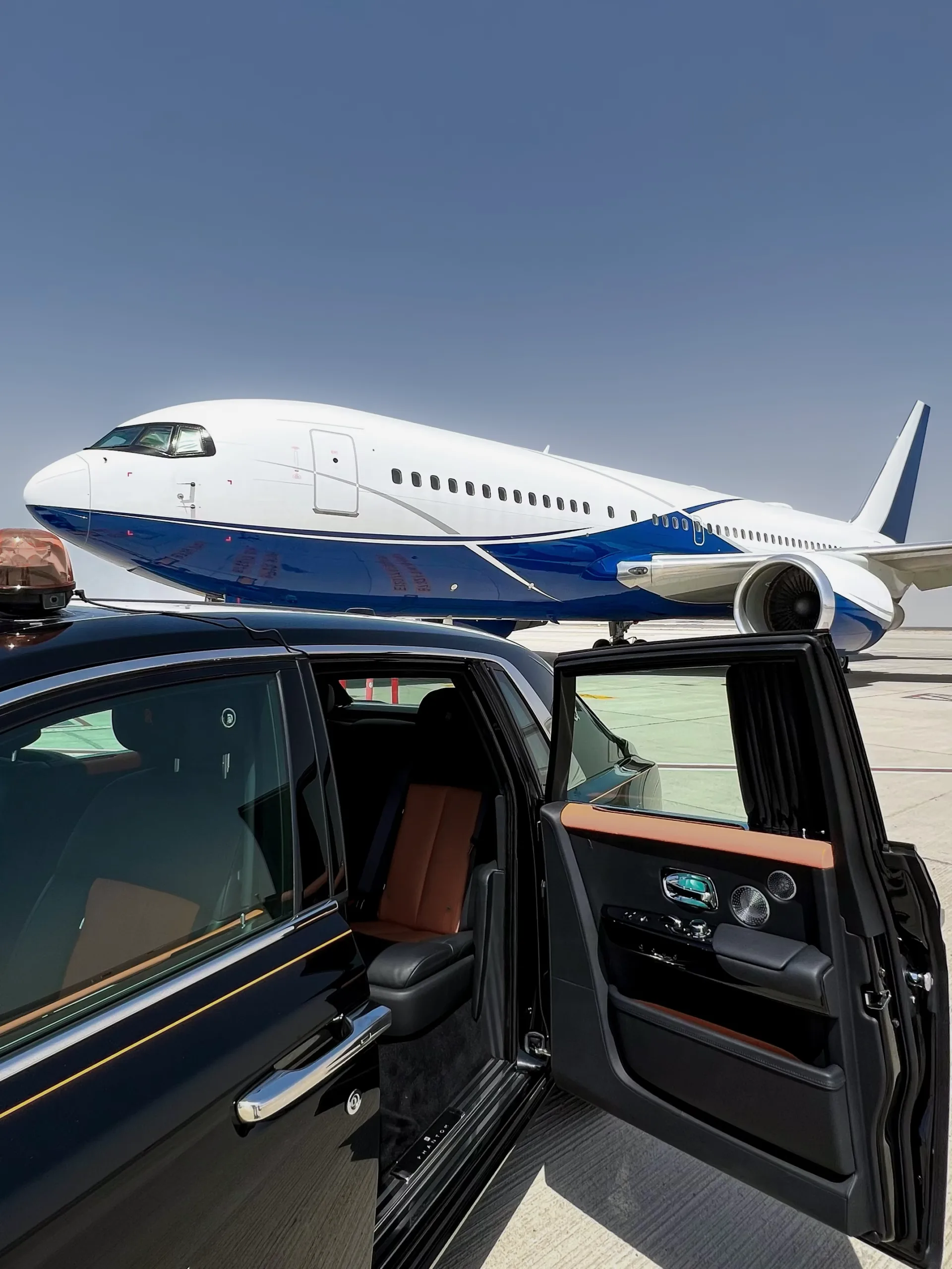 Grand porteur VIP Boeing sur le tarmac au crépuscule